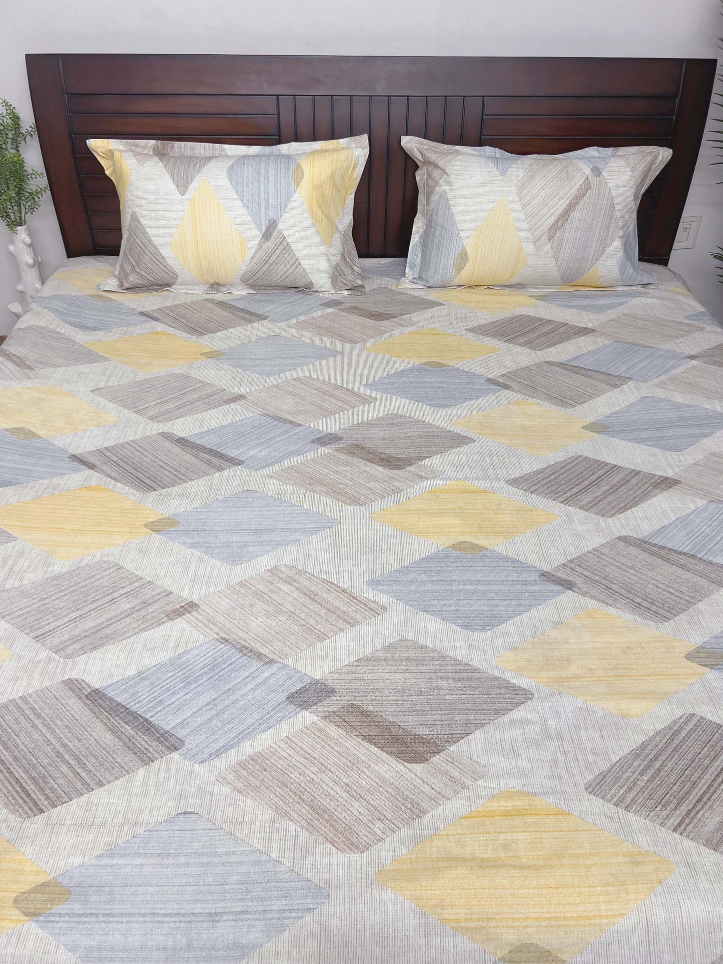 Hello Summer  - 144TC Superior Cotton , Queen Size Bedsheet Set